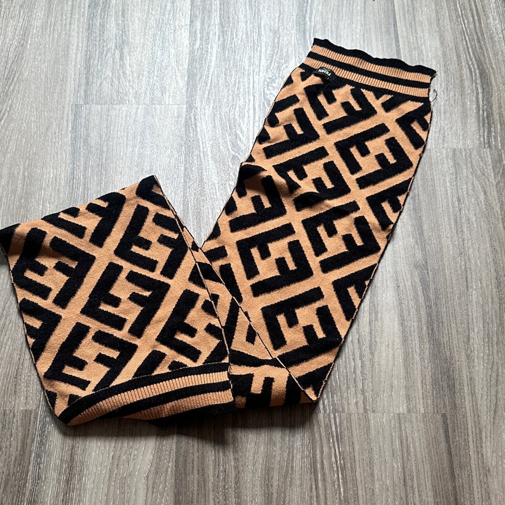 Black and Tan Patterned Knit Scarf